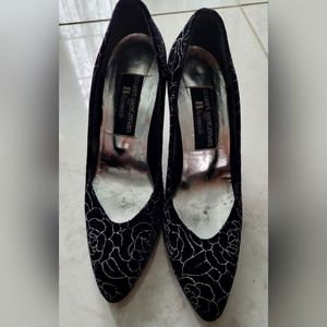 Gorgeous silver and black pumps!